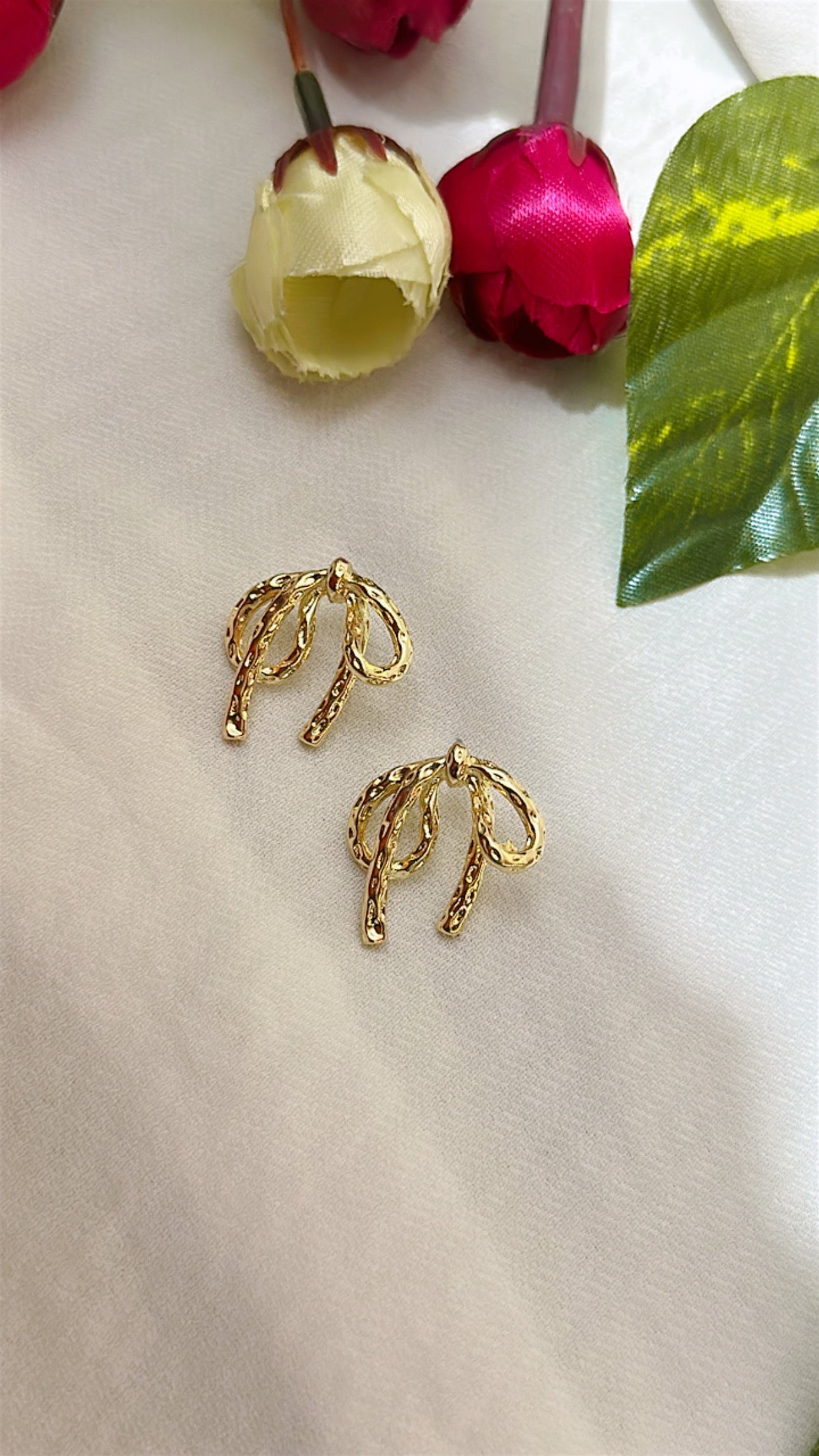 Knot Studs in Gold